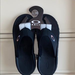 Brand new Oakley men’s sandals